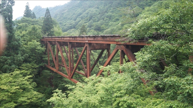 廃線跡に架かる鉄橋